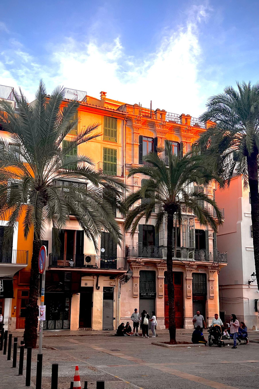 Palma authentically. Small group City tour with tapas - First restaurant stop: more than a nibble
