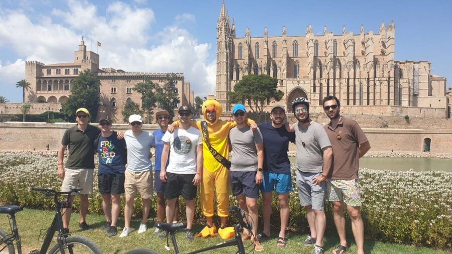 Palma de Mallorca: Guided Bicycle Tour with Tapas & a Drink - Three pinchos and a drink in Plaza Mayor