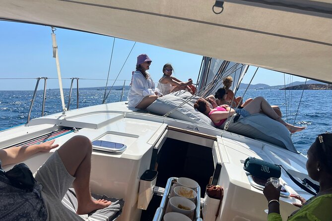 Palma de Mallorrca: Sailing tour with drinks, tapas & snorkeling. - Tapas, cava, beer, and an easy afternoon