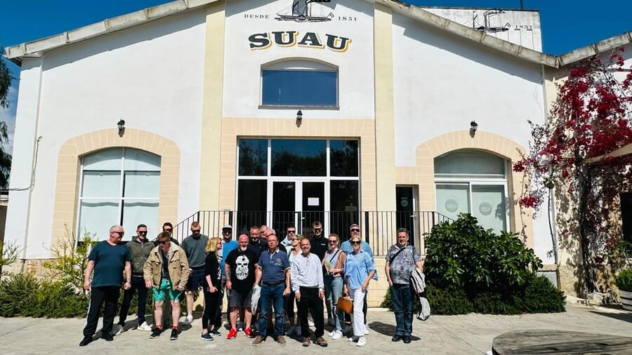Palma: Distillery Tour with 6 Spirits and Tapas Tasting - The guides and language setup