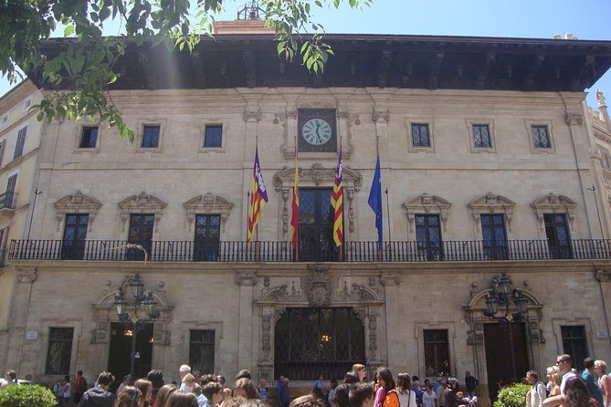 Palma old town tour with Wine & Tapas Tastings - Guide style and group atmosphere
