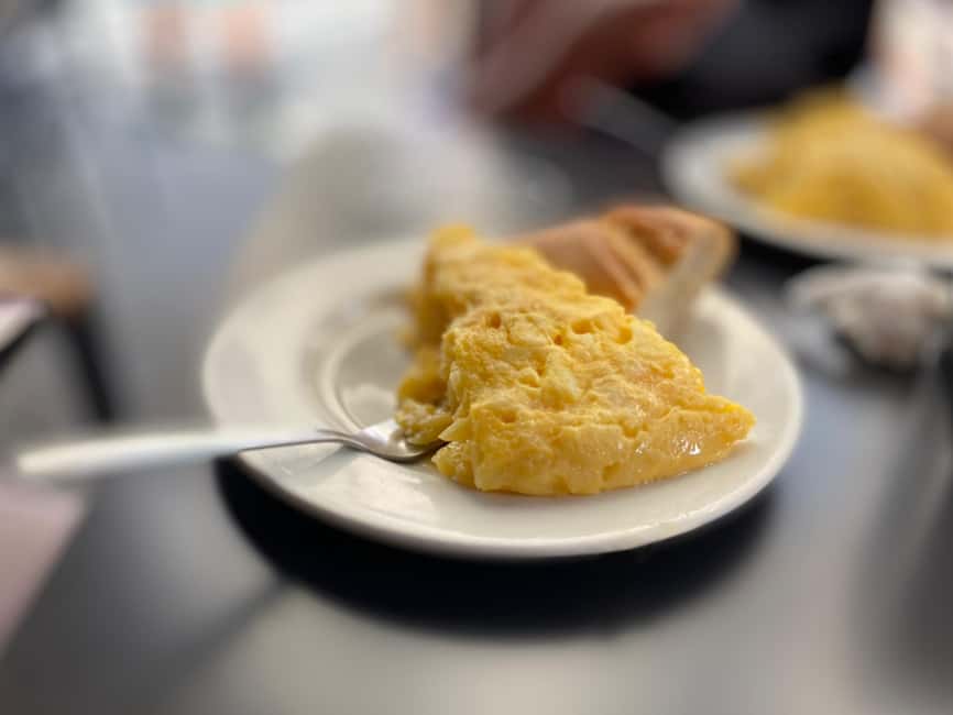 Pamplona: Pintxos Tasting Tour with Local Guide - Walking through the Old Town between bites