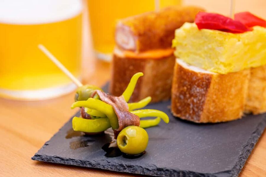 Pamplona: Pintxos Tasting Tour with Local Guide - Four bars, five pintxos, and three drinks