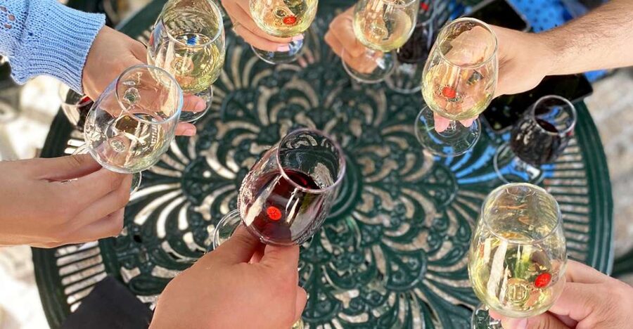 Porto: Wine Tasting with Tapas Walking Tour - Why this Porto wine tour works well on a first day