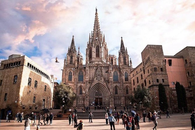 Private Barcelona Walking Tour & Wine Tasting + Tapas Dinner - Tapas on Carrer de Montcada