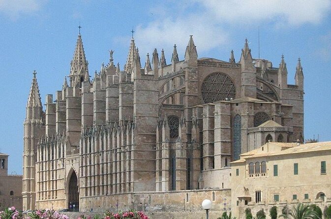 Private sailing with Paella and Tapas in Palma - Setting out from Palma with the cathedral in view