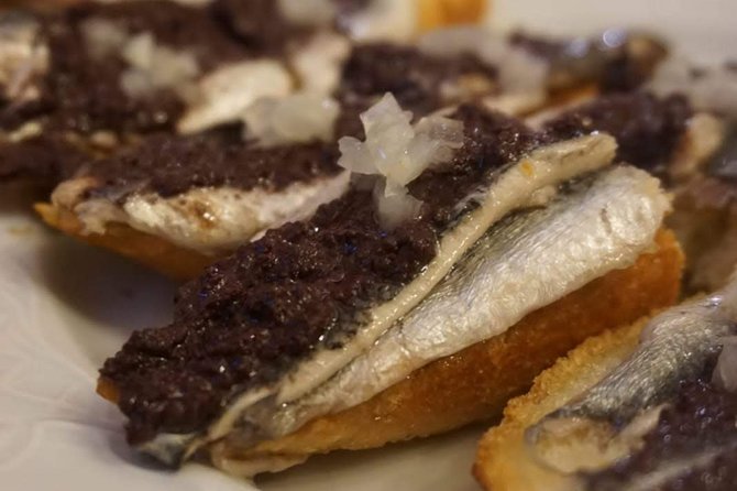 Private San Sebastian Pintxos Tour with Local Guide - Starting in Parte Vieja with txikiteo