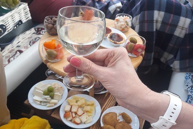 Private tapas tuk tuk tour through Lisbon - Why a tuk tuk works so well in Lisbon