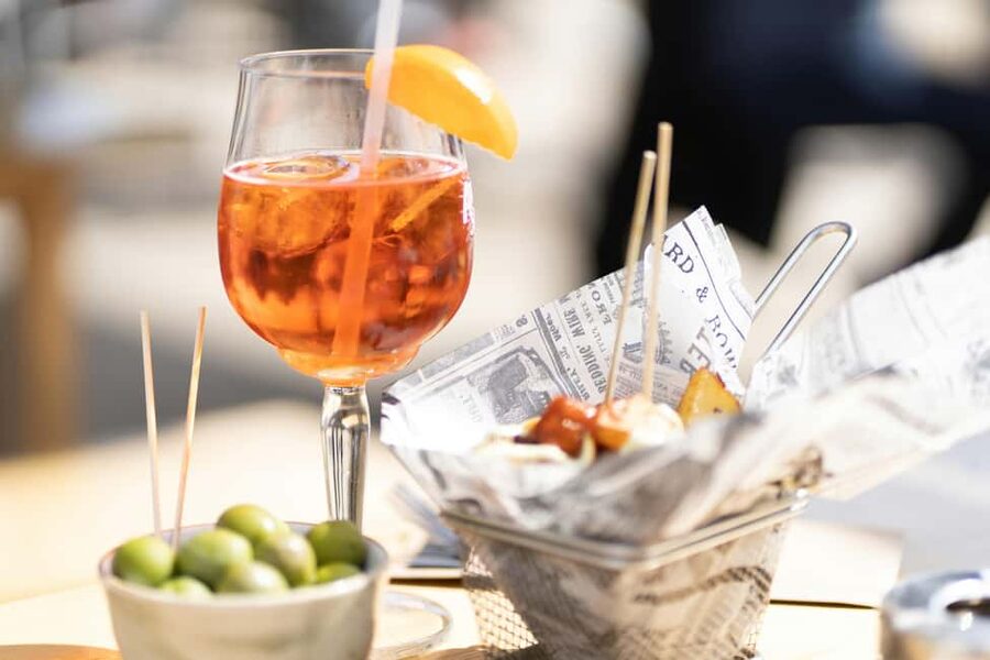 Ruzafa Food & Wine Tour: Tapas, Drinks & Local Secrets - Stop one: the first taste of local Ruzafa