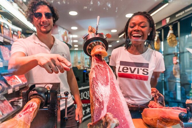 Sagrada Familia Jamón Iberico Tasting Experience with Cava - What the guide adds to the experience