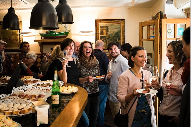 San Sebastian Evening Pintxo Tour with Wine - Stop one: getting your bearings in the Old Town