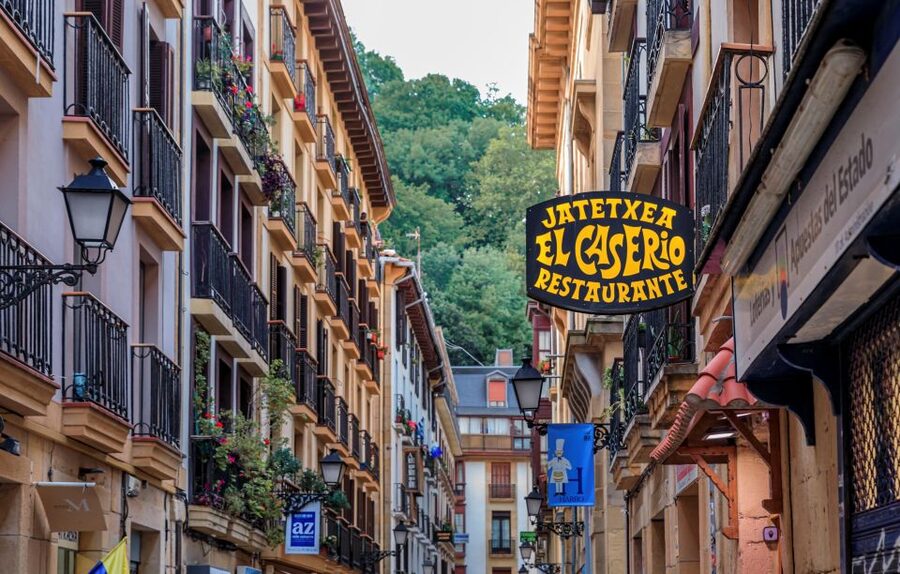 San Sebastian: Historical Walking Tour with Pintxo and Drink - Maria Cristina Bridge, Okendo Square, and the Kursaal crossing