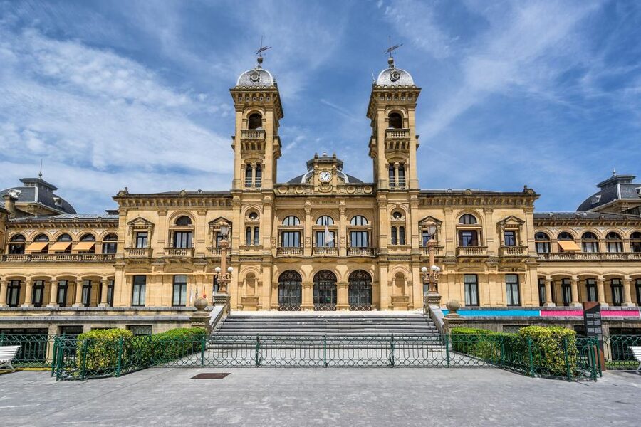 San Sebastian: Historical Walking Tour with Pintxo and Drink - Boulevard de Donostia and the turn toward Parte Vieja