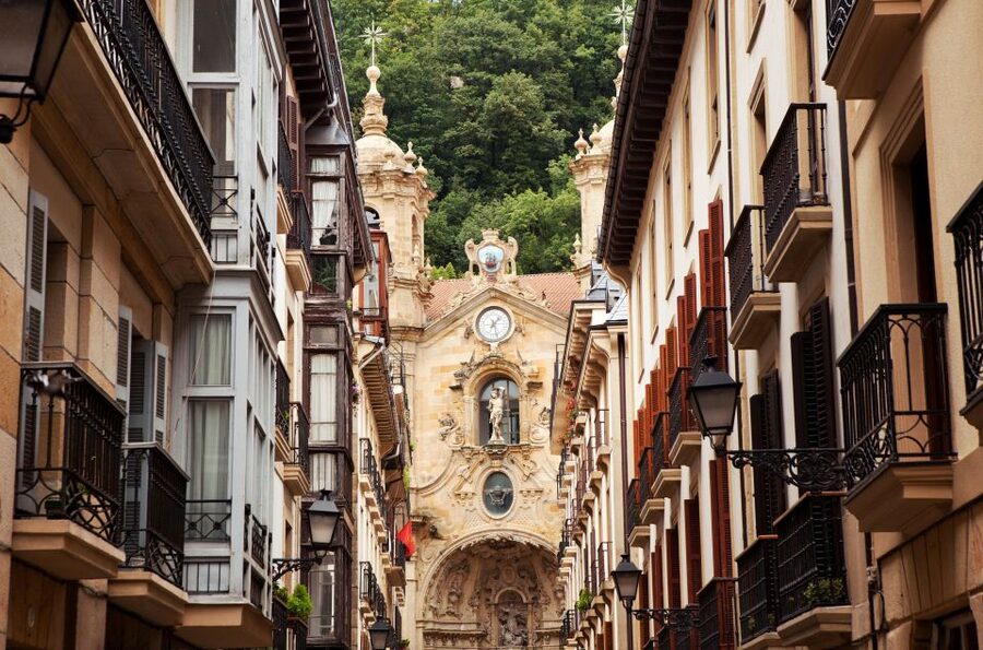 San Sebastian: Historical Walking Tour with Pintxo and Drink - Plaza de la Constitución and the Old Town streets