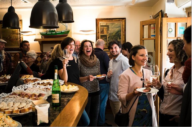San Sebastian Lunch Time Pintxo Tour with Wine - Meeting at Mimo and entering Parte Vieja