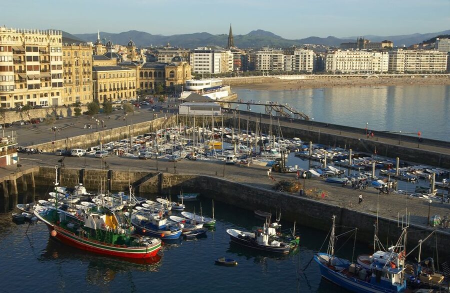 San Sebastian: Walking Tour with Pintxo and Drink - Constitución Plaza, San Vicente, and Santa María