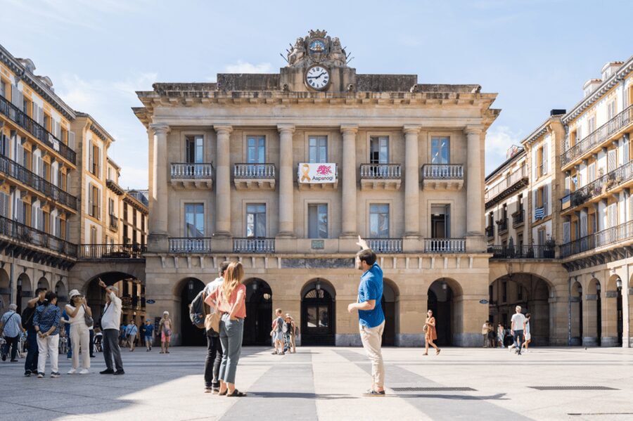 San Sebastian: Walking Tour with Pintxo and Drink - Small group or standard group?