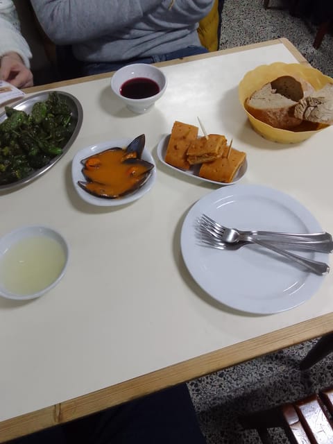 Santiago: Guided Foodie Tour with Drinks, Tapas & Live Music - Galician wine, liqueur, and the value of explanation