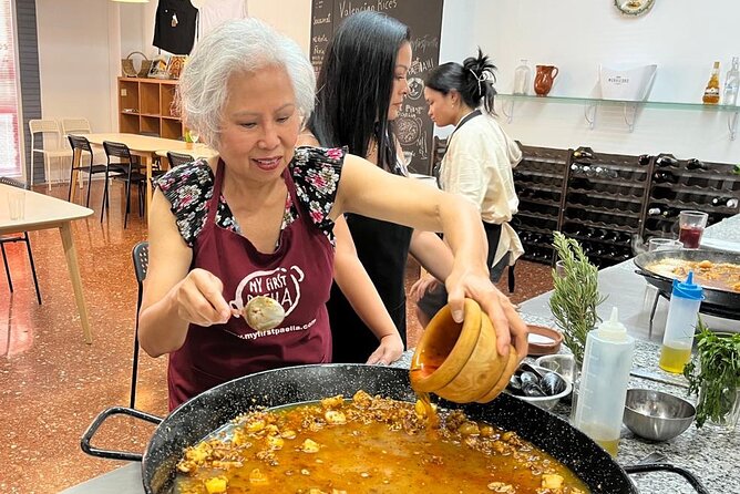 Seafood paella cooking class, tapas and visit to Ruzafa market. - Cooking seafood paella in a team