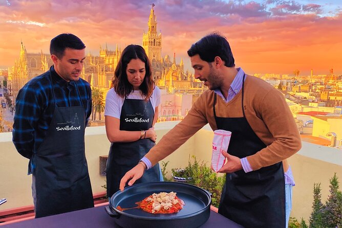 Sevilla: Rooftop Paella Cooking Class & 30-minute expert Q&A - Fernando’s paella lesson