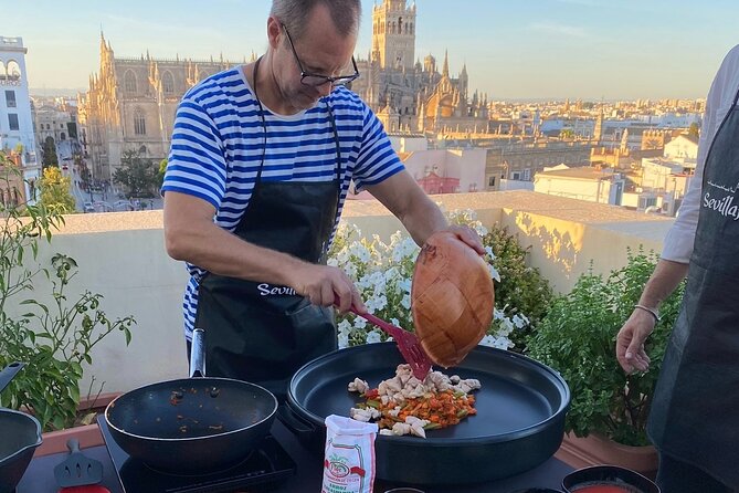 Sevilla: Rooftop Paella Cooking Class & 30-minute expert Q&A - Meeting point, group size, and the climb upstairs