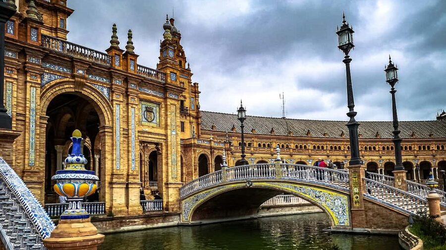 Seville Essentials: Landmarks & Tapas (2.5h + 1.5h) - Santa Cruz and the old Jewish Quarter
