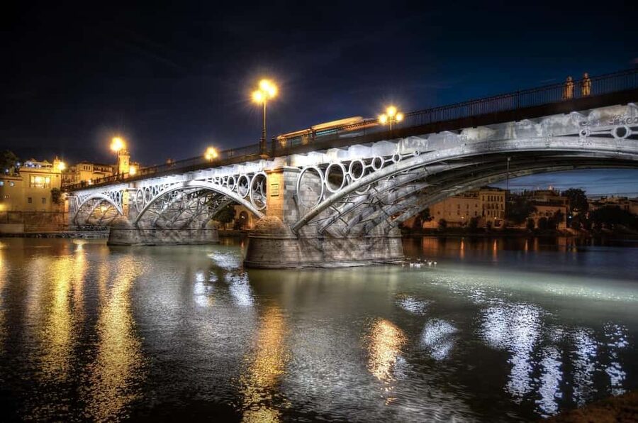 Seville Essentials: Landmarks & Tapas (2.5h + 1.5h) - Casco Antiguo and Seville’s monumental core