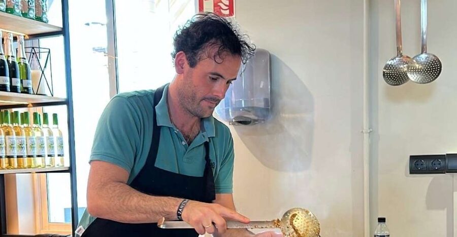Seville: Paella Dining Experience - What happens during the 1.5-hour meal