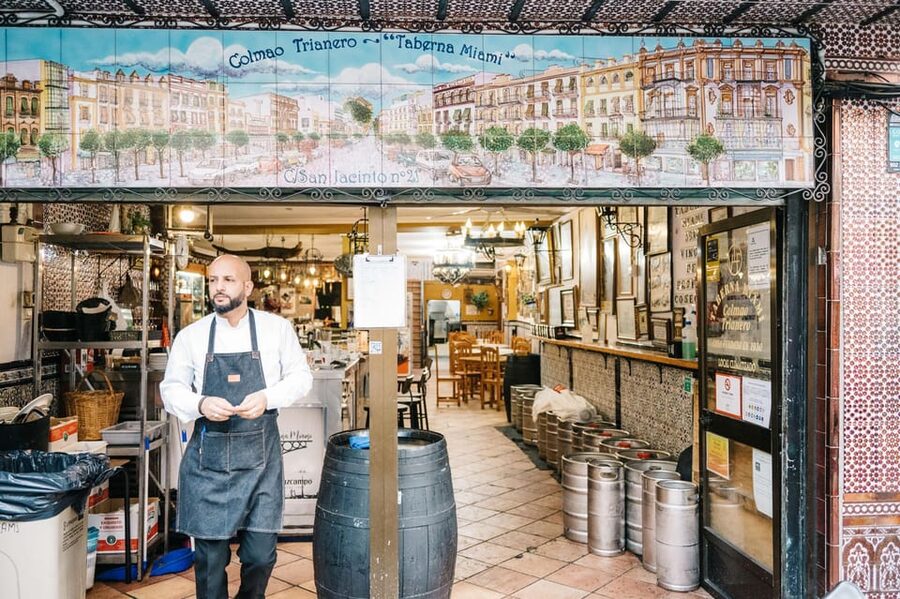 Seville: Private Tapas & History Tour in Triana Neighborhood - Freiduría Reina Victoria and Andalusian adobo