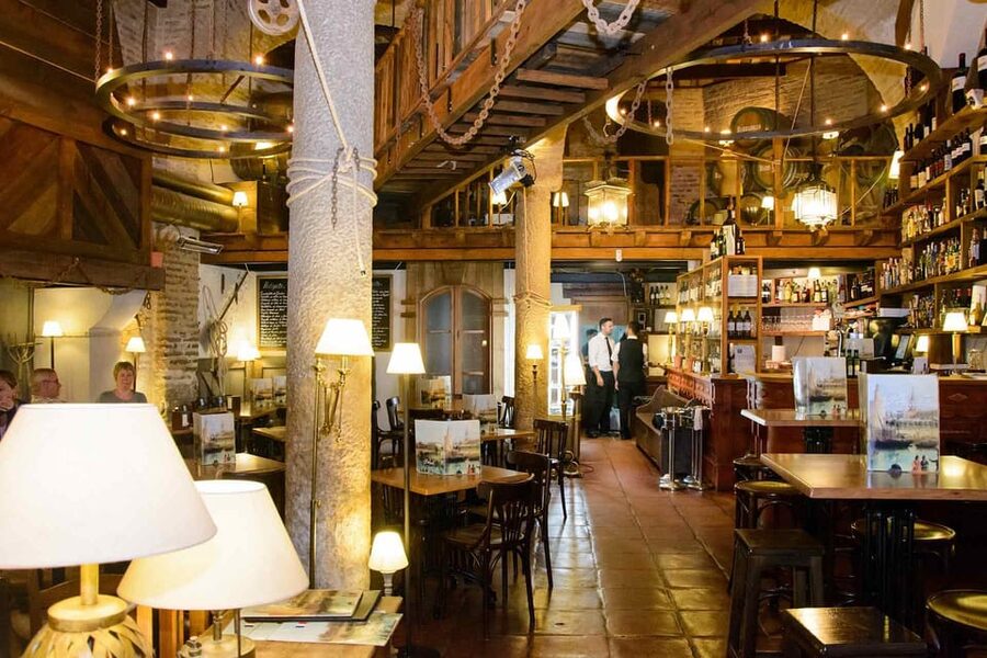Seville: Tapas Dinner and Flamenco Show - The 20-meter walk to the tablao