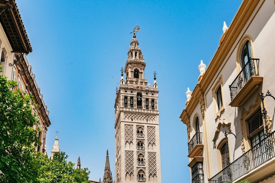 Seville: Tapas, Taverns and History Guided Walking Tour - What the guides add to the evening