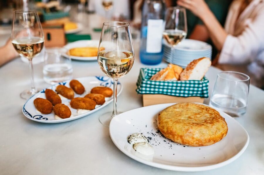 Seville: Tapas, Taverns and History Guided Walking Tour - Who should book this tour?
