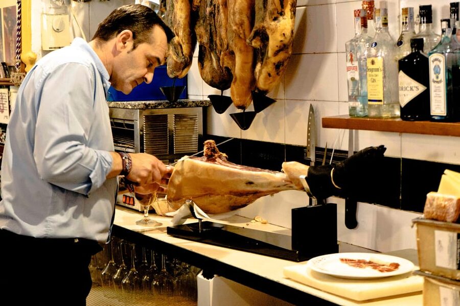 Seville: Wine and Gourmet Tapas Tour - Why the small group improves the meal