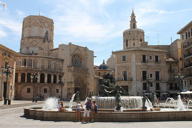 Shore Excursion: City Tour with Tapas in 11th Century Monument - Who will enjoy this tour most