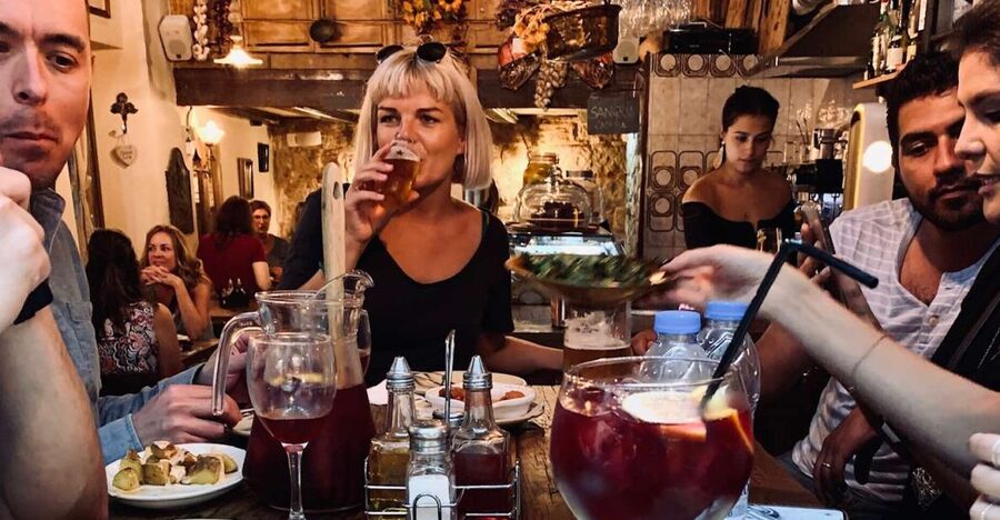 Sightseeing Barcelona by Bike, Photo-shooting & Tapas - Starting in Plaça de George Orwell