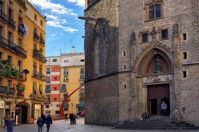 Small Group Barcelona Walking Tour, Flamenco Show & Tapas Dinner - Why the small group matters on the walk