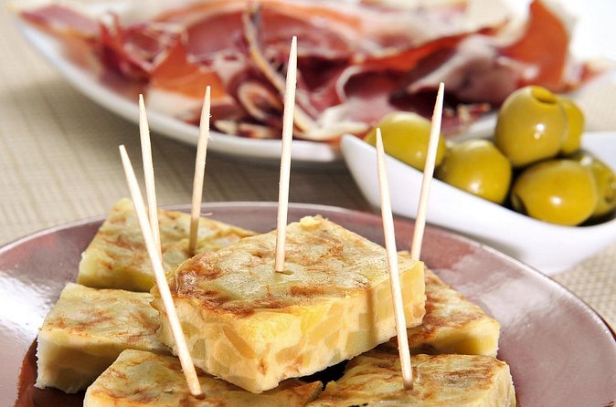 Tapas and Flamenco Show Small Group Tour in Barcelona - El Born and the Gothic Quarter on foot