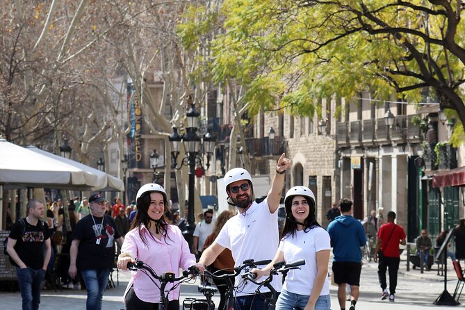 Tapas Tasting Bike/E-Bike Tour in Barcelona - Fifteen minutes at Sagrada Família