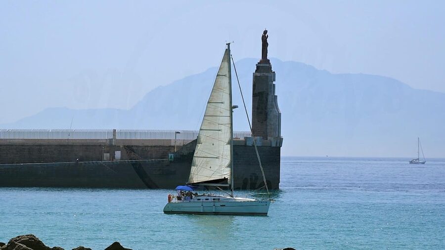 Tarifa: Sailboat Tour, Snorkelling, Tapas & Drinks - Sailing between two seas near Tarifa
