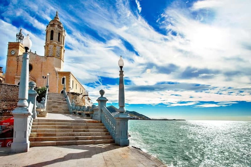 Tour in Sitges ( Bcn): Cultural diversity, tapas and beach - Starting at Sitges station with coffee and tomato toast