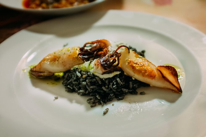 Triana Gourmet Tapas Tour in Seville - What the guides add to the evening