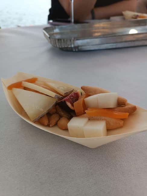 Valencia: Boat trip with Valencian vermouth tasting - What makes the guides important