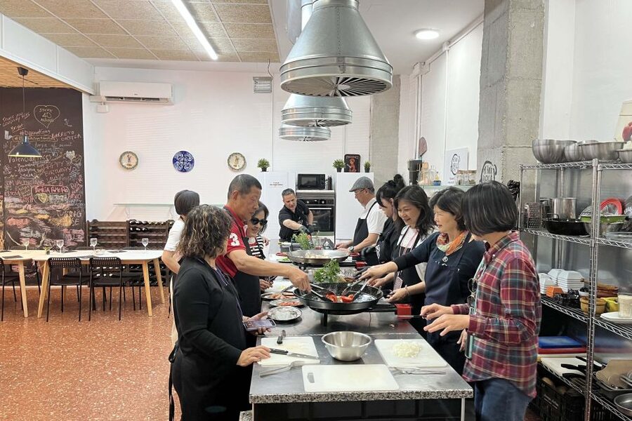 Valencia: Evening Guided Paella Workshop, Tapas, and Drinks - Starting with sangria, tapas, and a Valencian welcome
