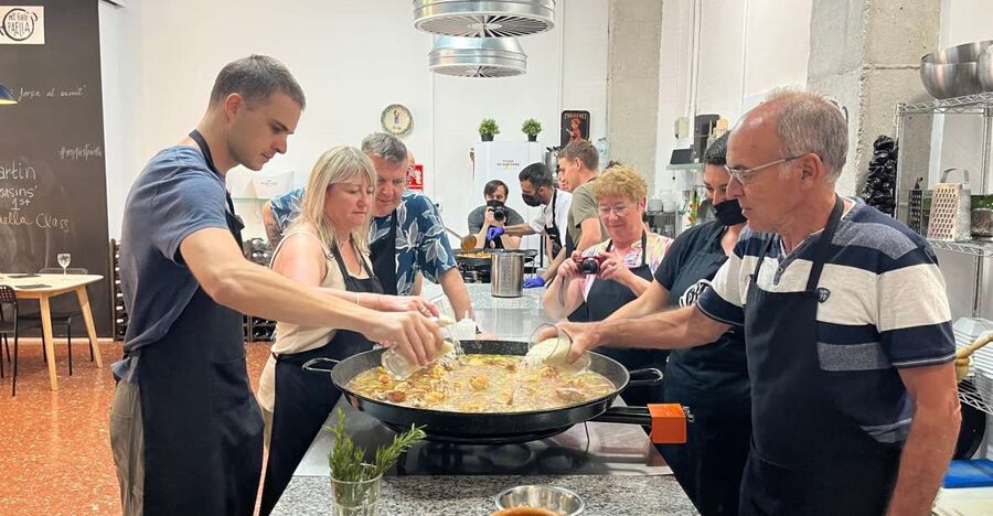 Valencia: Evening Guided Paella Workshop, Tapas, and Drinks - Choosing between Valencian and seafood paella