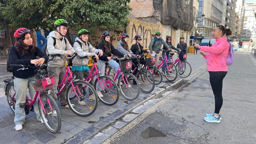 Valencia: Guided Private Bike Tour with Tapas and Drinks - Starting at Doyoubike Rental