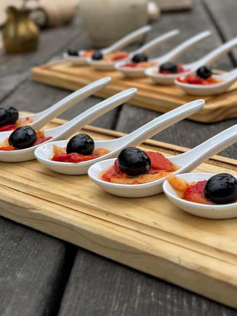 Valencia Old Town flavour walk: tapas & drinks by local - Stories, humor, and the handmade gifts