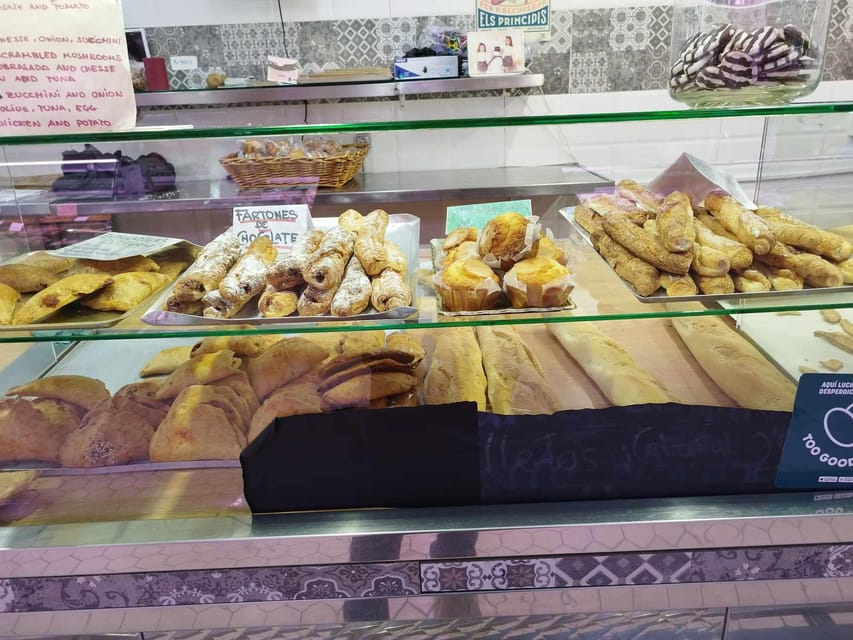 Valencia: Street Food Tour including Paella & Tapas Tasting - The old town in a 45-minute guided walk