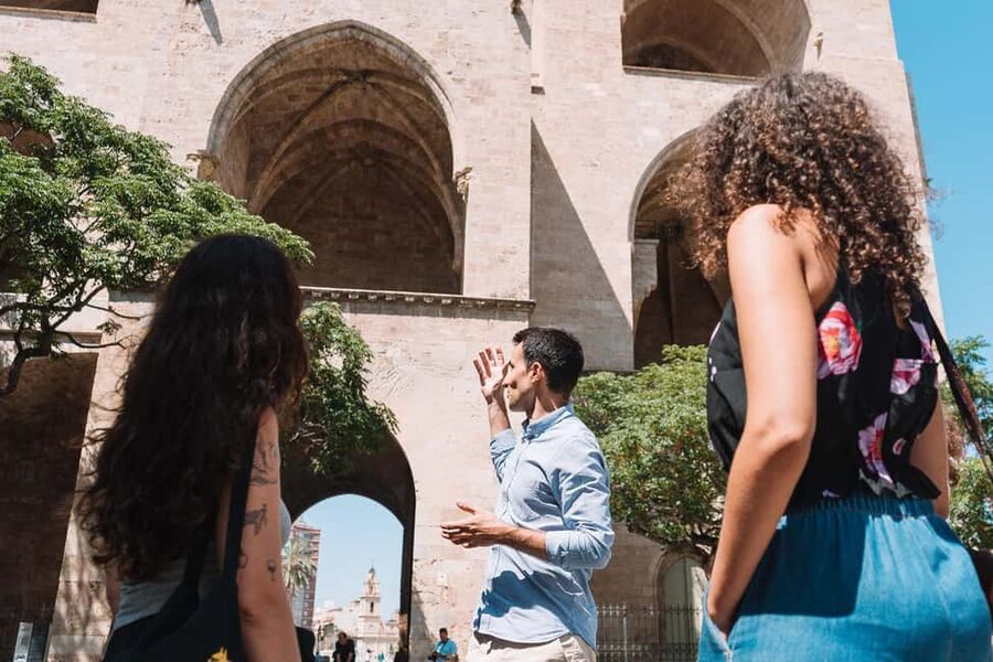 Valencia: Tapas and Drinks Evening Tour - The guides make the evening work