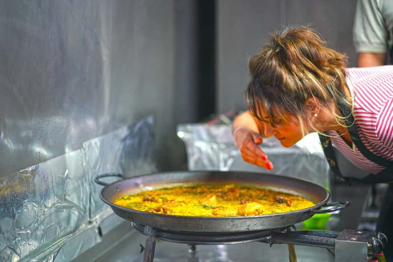 Valencia: Traditional Paella Cooking Class and Dinner - Snacks, tapas, and homemade sangria