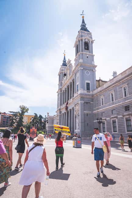 Walking Tour Madrid +Pintxo +Drink - Starting beneath the Bear and Strawberry Tree